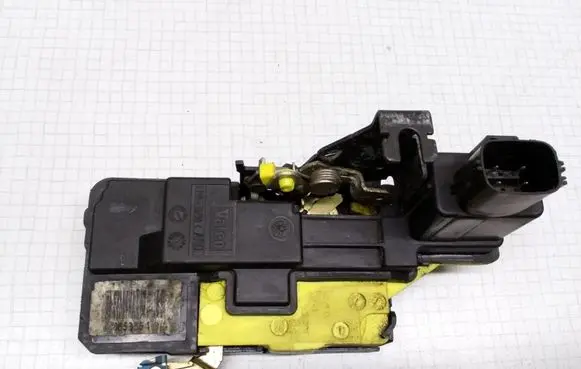 Volvo V70 Front door lock 8650554