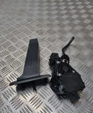 Toyota RAV 4 (XA50) Accelerator throttle pedal 7811042071 2701001080 07E01A0011
