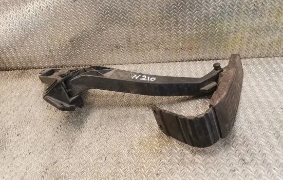 Mercedes-Benz E W210 Accelerator throttle pedal 2103011820