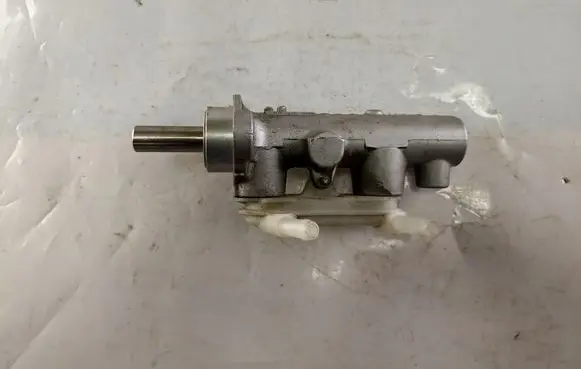 Mitsubishi Grandis Master brake cylinder