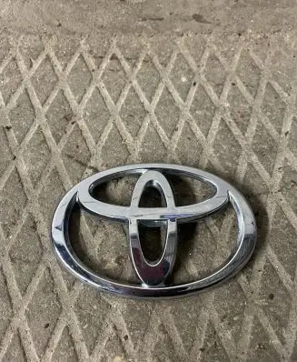 Toyota Land Cruiser (J120) Manufacturer badge logo/emblem 9097502013 02041