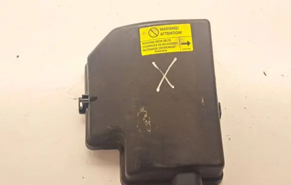 Volvo V70 Fuse box cover 8651137