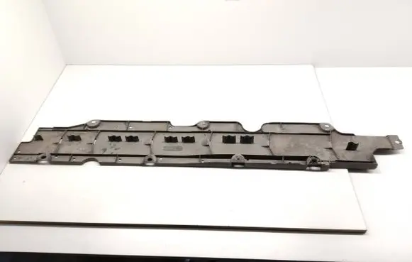 Center/middle under tray cover
