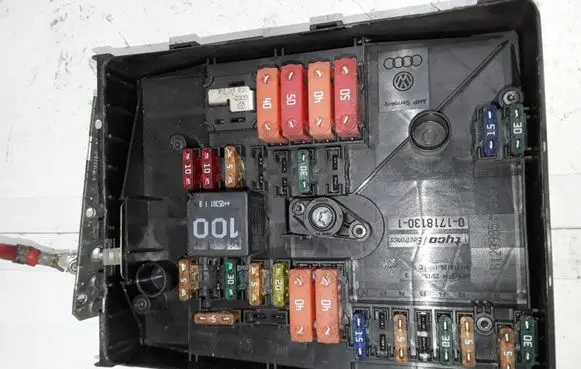 Volkswagen Touran I Fuse module 1K0937125