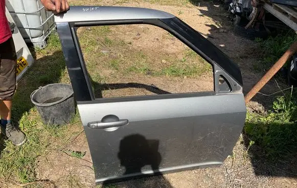 Suzuki Swift I Front door