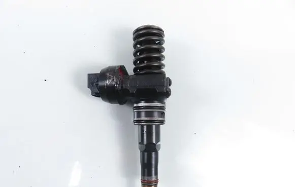 Volkswagen PASSAT B6 Fuel injector 038130073AG
