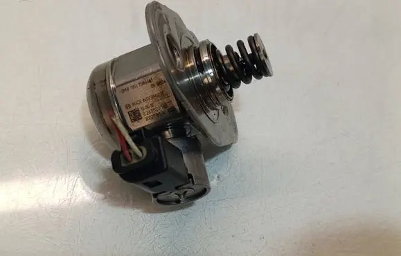 BMW X3 F25 Fuel injection high pressure pump 7584461