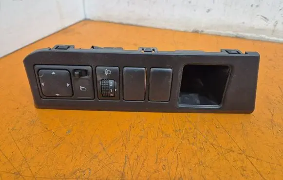 Nissan Note (E11) Headlight level height control switch 684859U100
