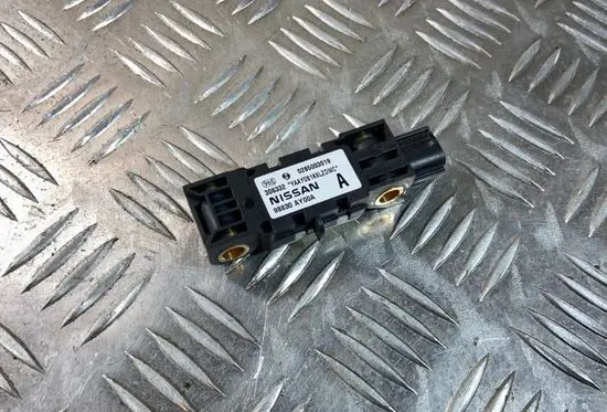Nissan Note (E11) Airbag deployment crash/impact sensor 98830AY00A 0285003019