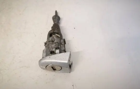 Volkswagen Jetta V Front door lock (next to the handle) 1K5837167