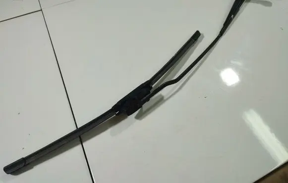 Volkswagen PASSAT B5 Front wiper blade arm 183144