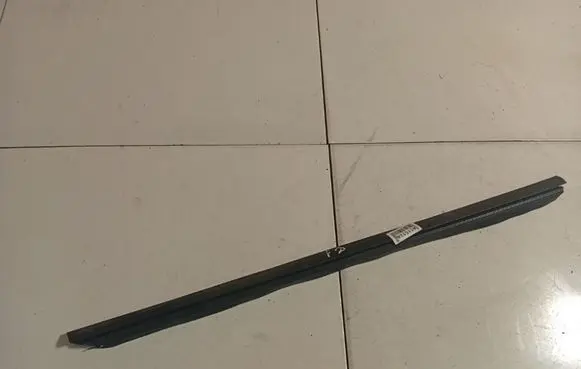 Mercedes-Benz R W251 Front door glass trim molding