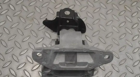 Toyota RAV 4 (XA50) Engine mount bracket