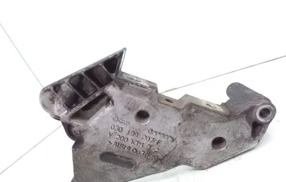 Skoda Octavia Mk2 (1Z) Engine mounting bracket 03G199207F
