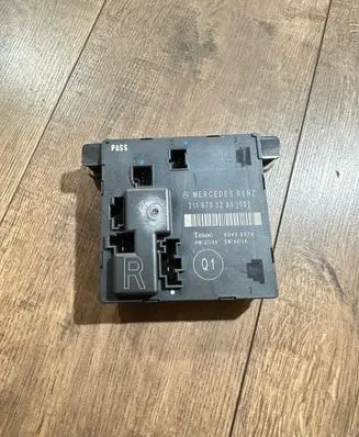 Mercedes-Benz E W211 Door control unit/module 2118703285 00406079 SW4404