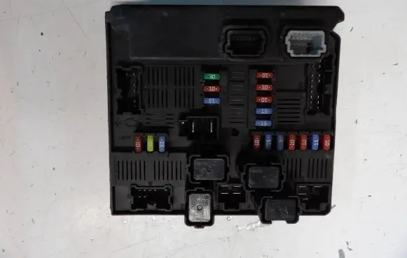Renault Koleos I Fuse module 284B60723R 519222509 675726108