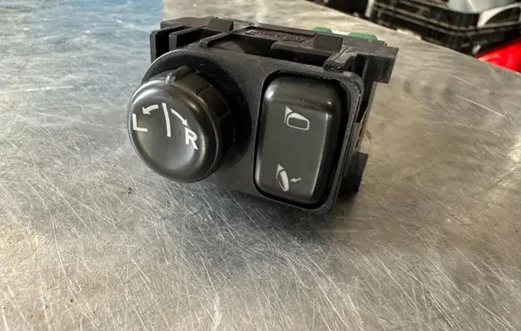 Nissan Qashqai Wing mirror switch