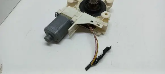 Ford Focus Front door window regulator motor 4M5T14553