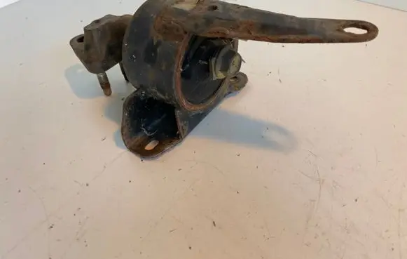 Toyota Corolla E110 Engine mount bracket