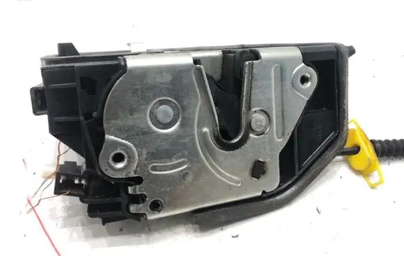 BMW X3 E83 Front door lock 7167068
