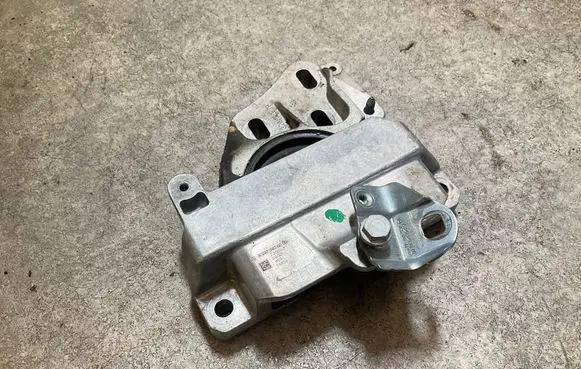Engine mount bracket