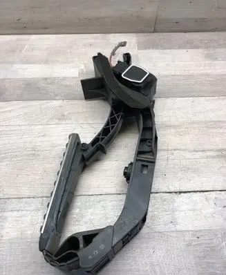 Mercedes-Benz E W211 Accelerator throttle pedal A1713000104