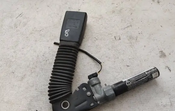 Front seatbelt buckle