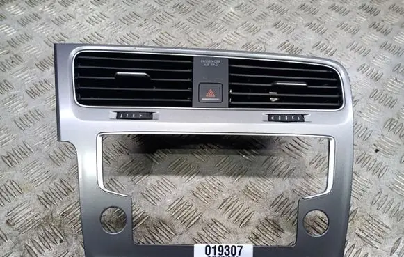 Volkswagen Golf VII Dashboard side air vent grill/cover trim