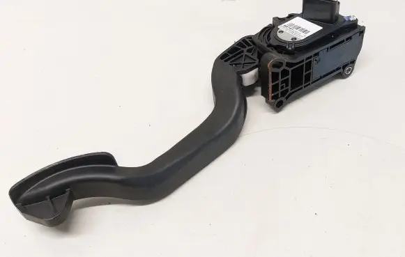 Accelerator throttle pedal