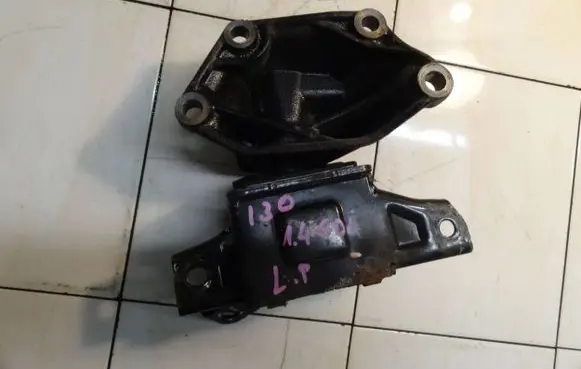 Hyundai i30 Engine mount bracket