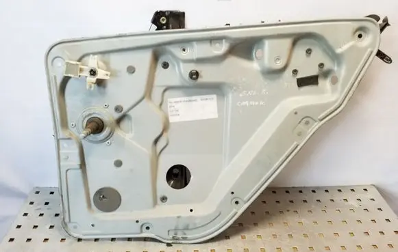 Rear door manual window regulator