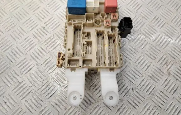 Toyota Verso Fuse module 827300F051C 827300F100 157310K11