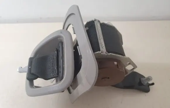 Subaru B9 Tribeca Middle seatbelt (rear) 