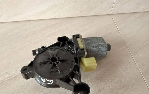 Volkswagen Touran III Rear door window regulator motor 5Q0959802A
