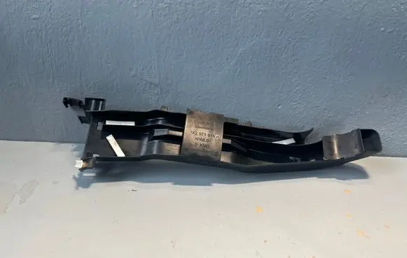 Volkswagen PASSAT B7 Other engine bay part 1K2971615A