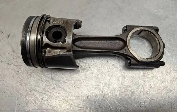 Ford Galaxy Piston with connecting rod 085190