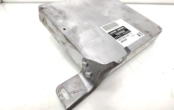 Toyota Avensis T250 Engine control unit/module 8966105A52 1758004000P MB1758004000