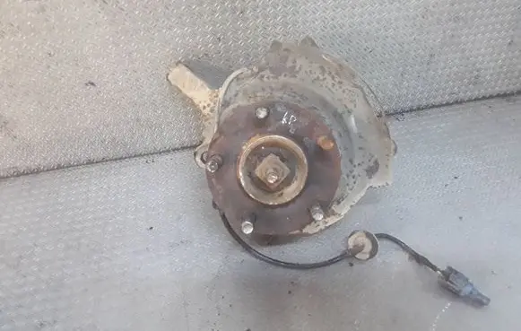 Nissan X-Trail T30 Front wheel hub spindle knuckle 