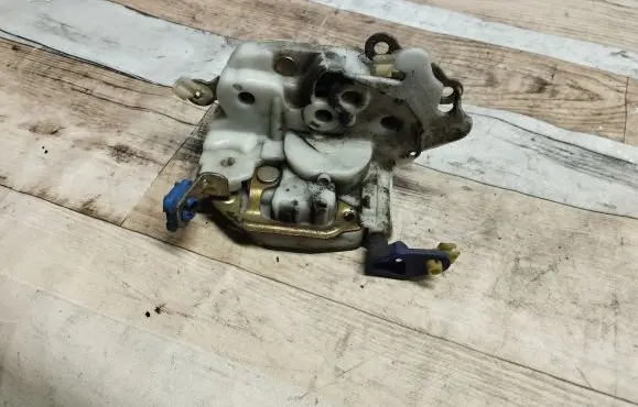 Nissan Serena Front door lock