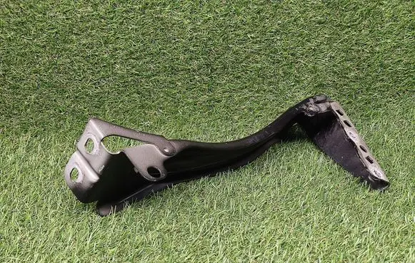 Audi TT TTS Mk2 Fender mounting bracket 8J0821136F 04207