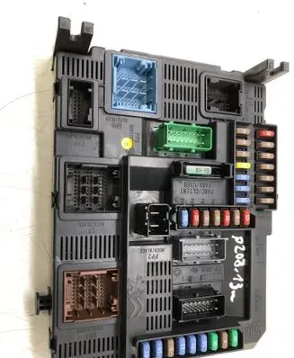 Peugeot 208 Fuse module 9678355980