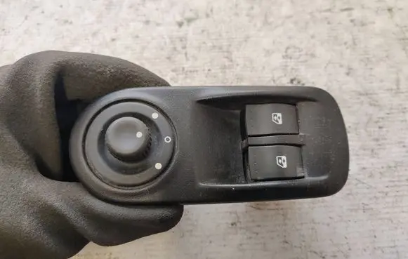 Renault Master II Electric window control switch 8200206602 33385X