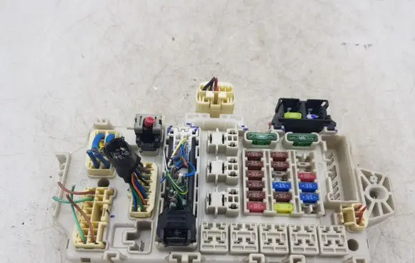 Toyota Avensis T220 Fuse module 310061593 9148