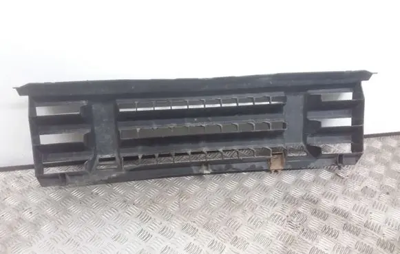 Land Rover Discovery Front bumper upper radiator grill