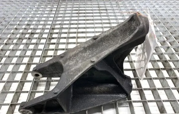 Volkswagen Transporter - Caravelle T5 Engine mounting bracket 7E0199343