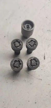 Audi A4 S4 B7 8E 8H Anti-theft wheel nuts and lock 