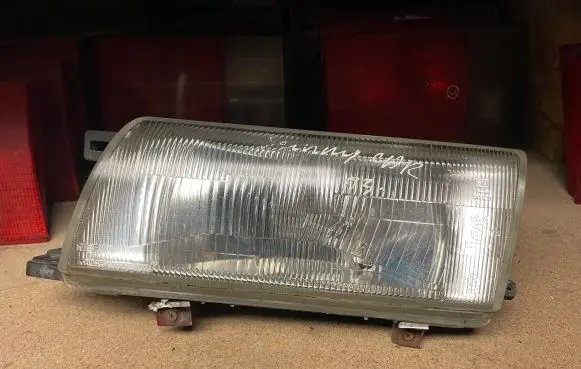 Nissan Sunny Headlight/headlamp 1424L 1424