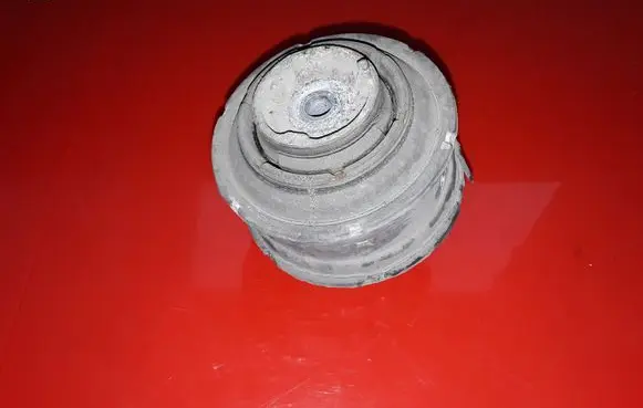 Mercedes-Benz CLK A209 C209 Engine mount bracket NOCODE