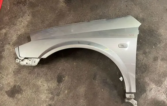 Nissan Primera Fender end trim 