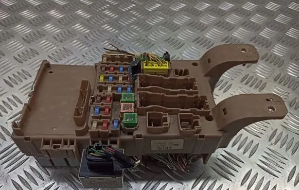 Toyota Corolla E120 E130 Fuse box cover 